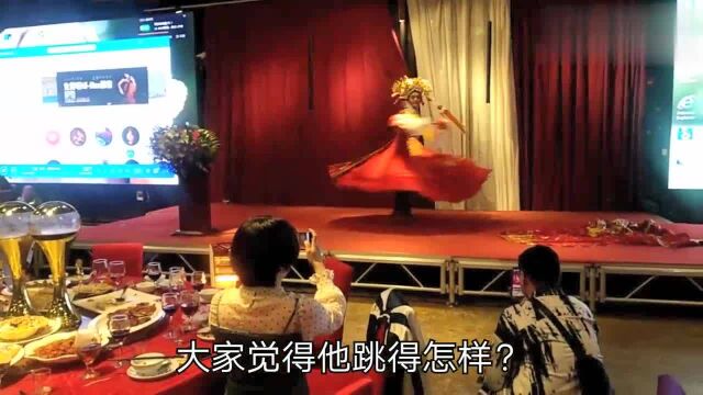 公司年终聚餐会上,这位“美女”表演啥节目?引来同事们阵阵掌声