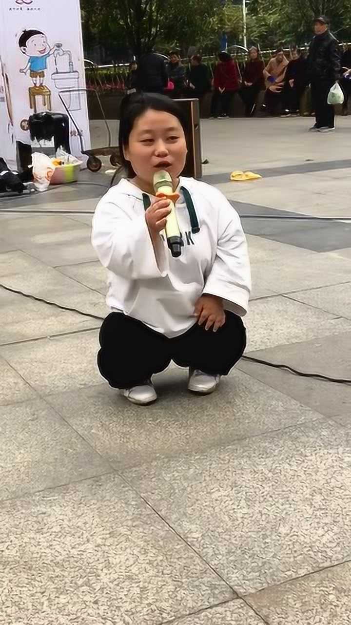 小矮人美女演唱经典歌曲,嗓音动听独特,真的不亚于专业歌手
