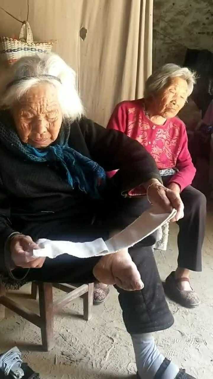 让您见识一下107岁三寸金莲老奶奶裹脚全过程