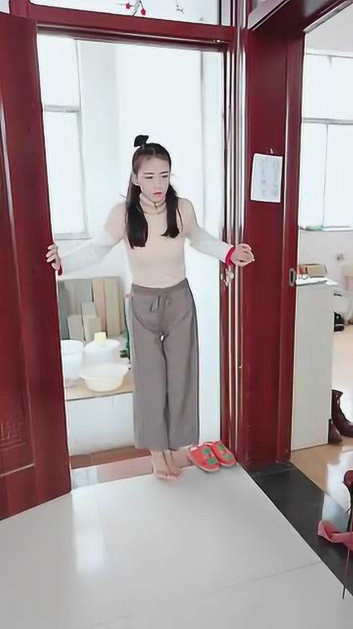 小姐姐光脚在地上走路,没想到地板这么脏!