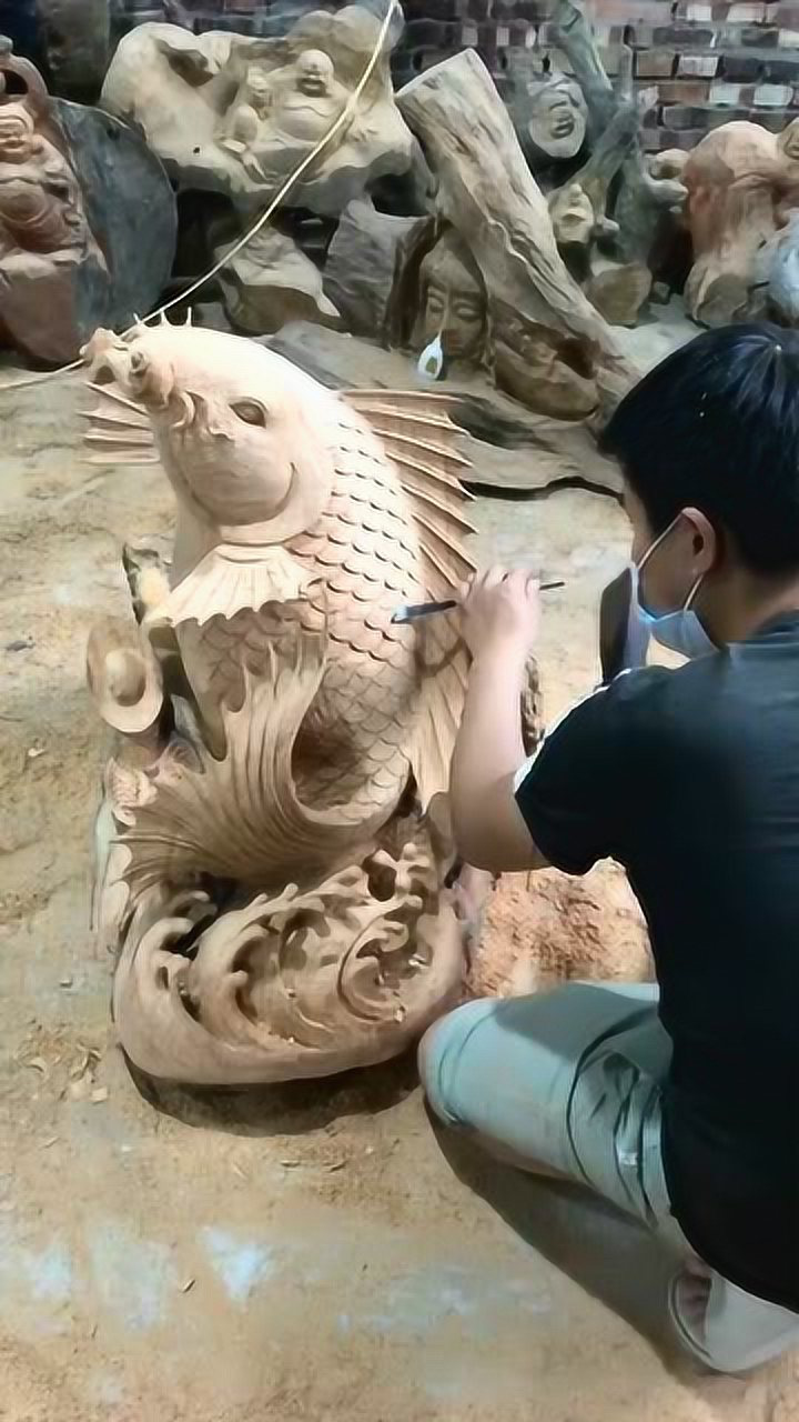 小哥哥一刻不停的雕刻这只鱼,还是认真工作的人,最帅气啊