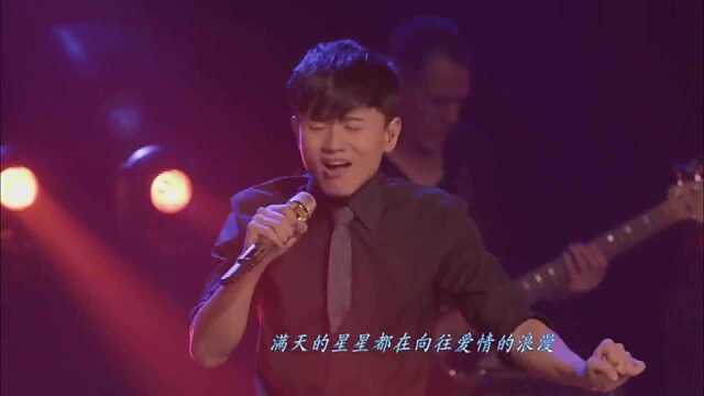 张杰洛杉矶演唱《秋天的童话》,现场暖暖的感觉!