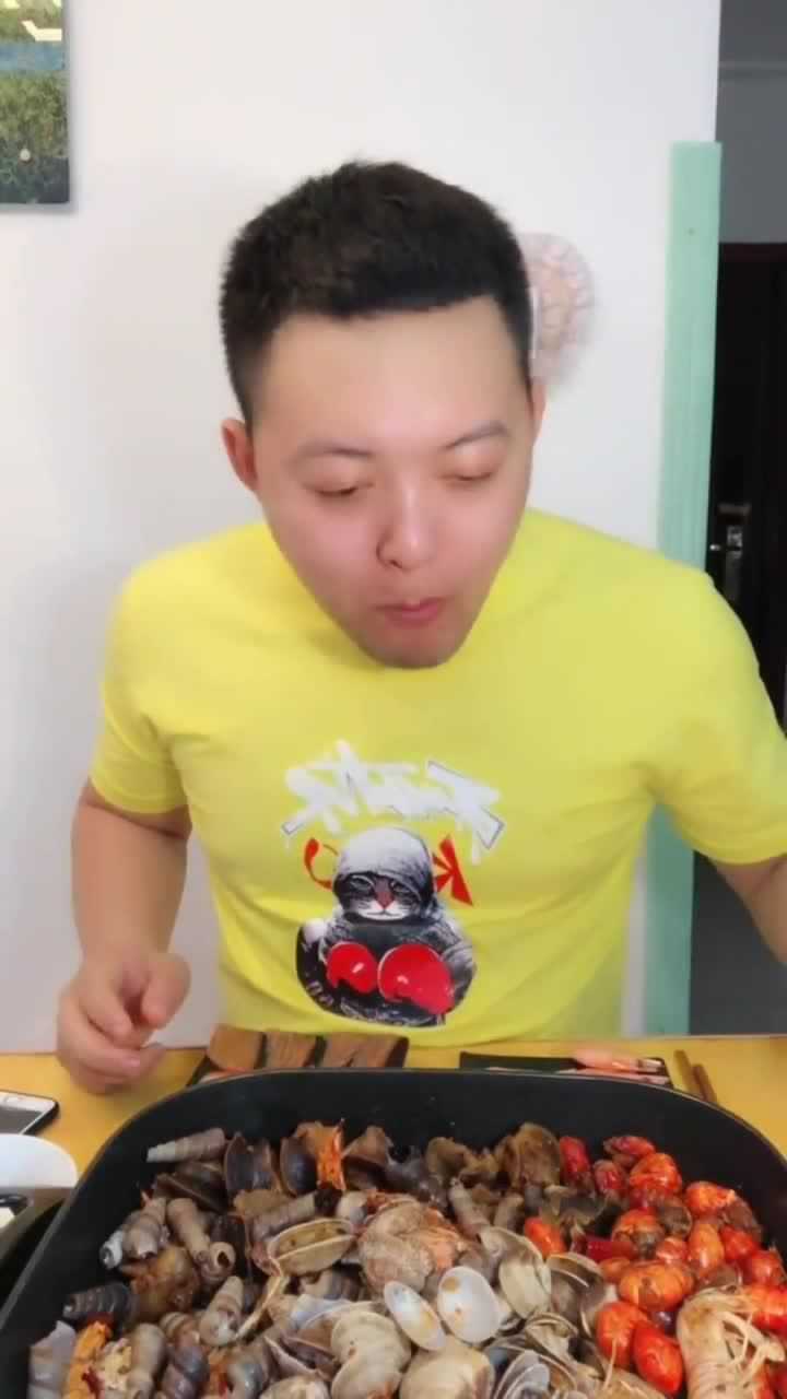 唐哥吃大餐桌上摆的满满的都是美食网友好想和他一起吃