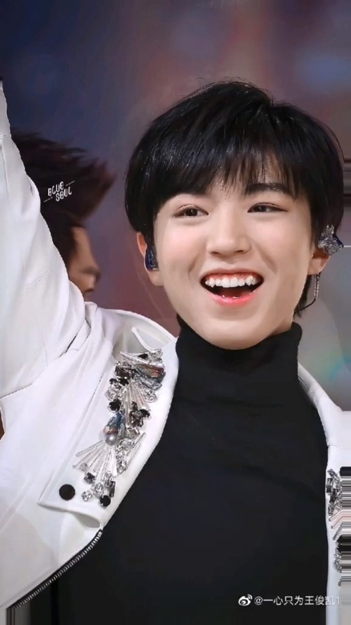 这个男孩的虎牙不见了