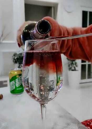 雪碧加红酒,它的名字叫情人鹤顶红,这次成功了