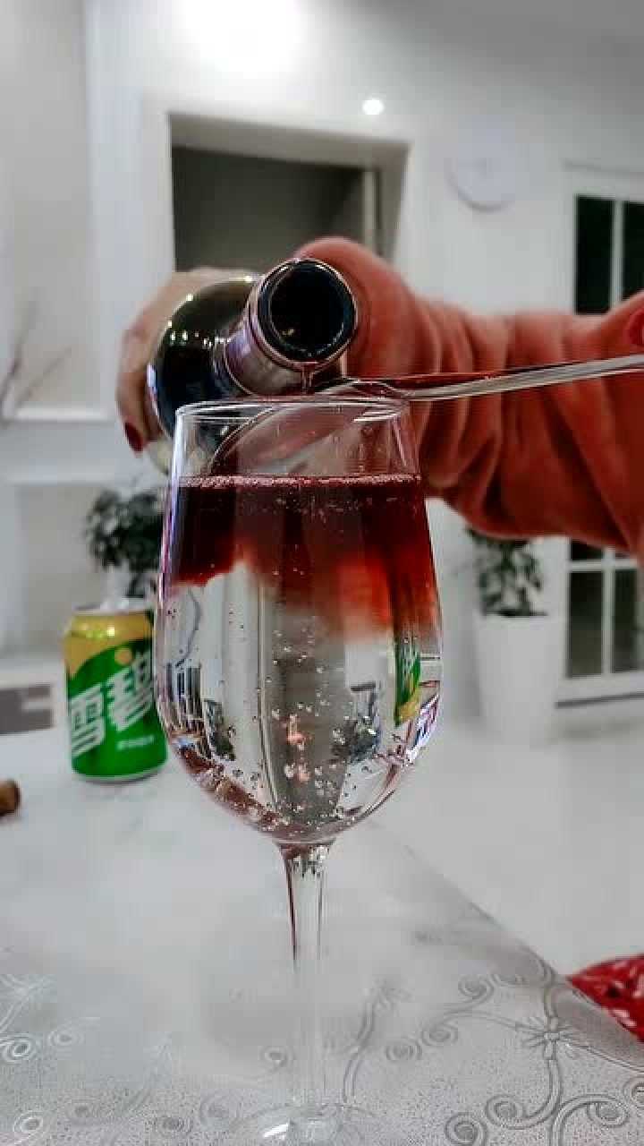 雪碧加红酒,它的名字叫情人鹤顶红,这次成功了