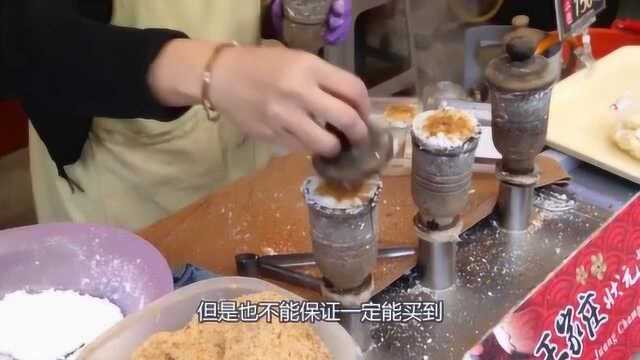 大妈卖“状元糕”