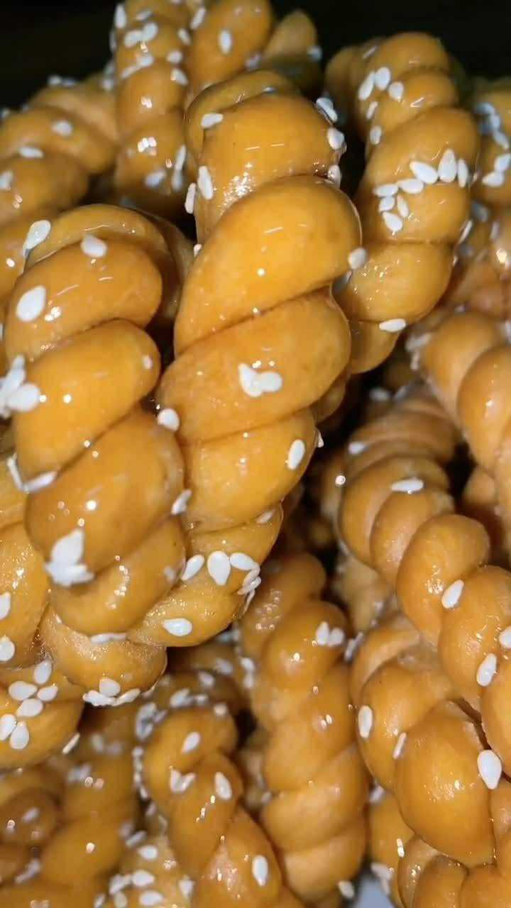 又出锅了一款芝麻挂浆小麻花,味道很好,吃起来很酥脆