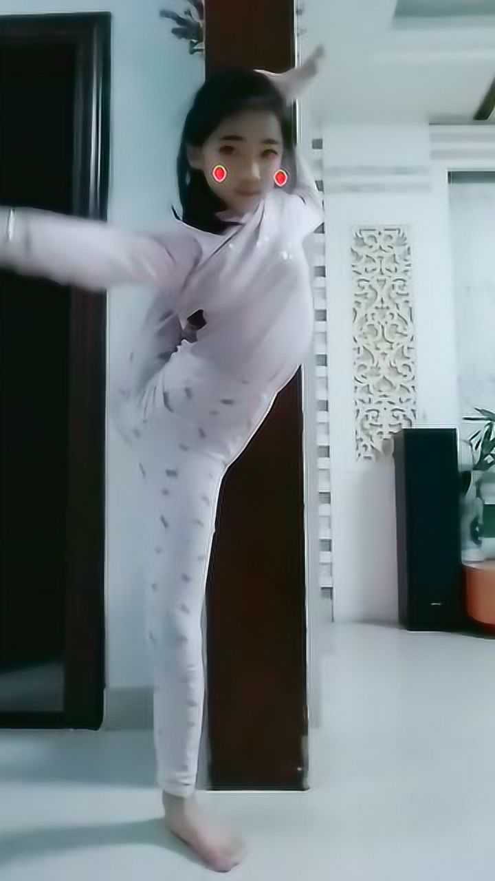 萝莉小女孩一字马花样比心_高清