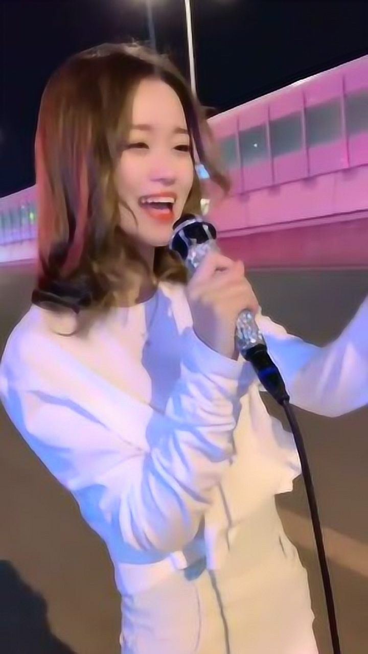 街头女歌手唱首经典老歌这身装扮十分好看我太喜欢了