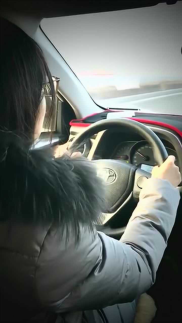 女人开车的时候是男人最能耍威风的时候!