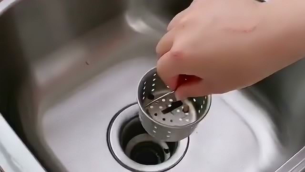 宅在家闲来无事,用塑料瓶做个水槽沥水篮,比水池带的滤网还要实用!