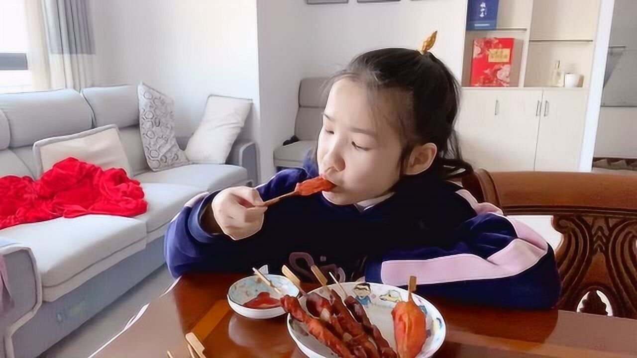 妈妈炸了小娜子最爱吃的鸡柳,香喷喷的太好吃了