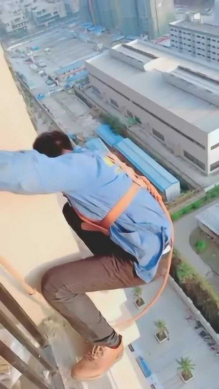 空调安装师傅25楼高空作业,若不是为了生活,谁会拿生命赚钱!