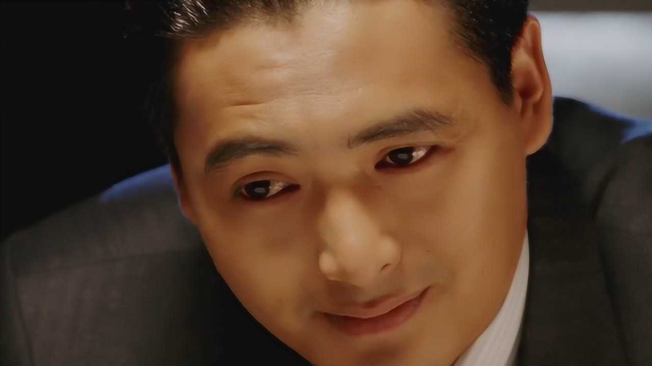 赌神:赌神就是赌神,一眼就看出对方出老千,告诉朋友别玩了