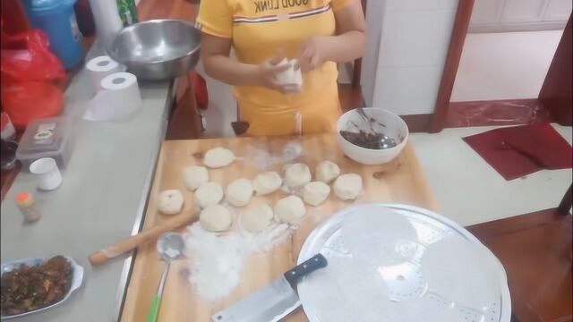 1盘小菜,14个黄金大饼,五保户老人与小丽吃得很香