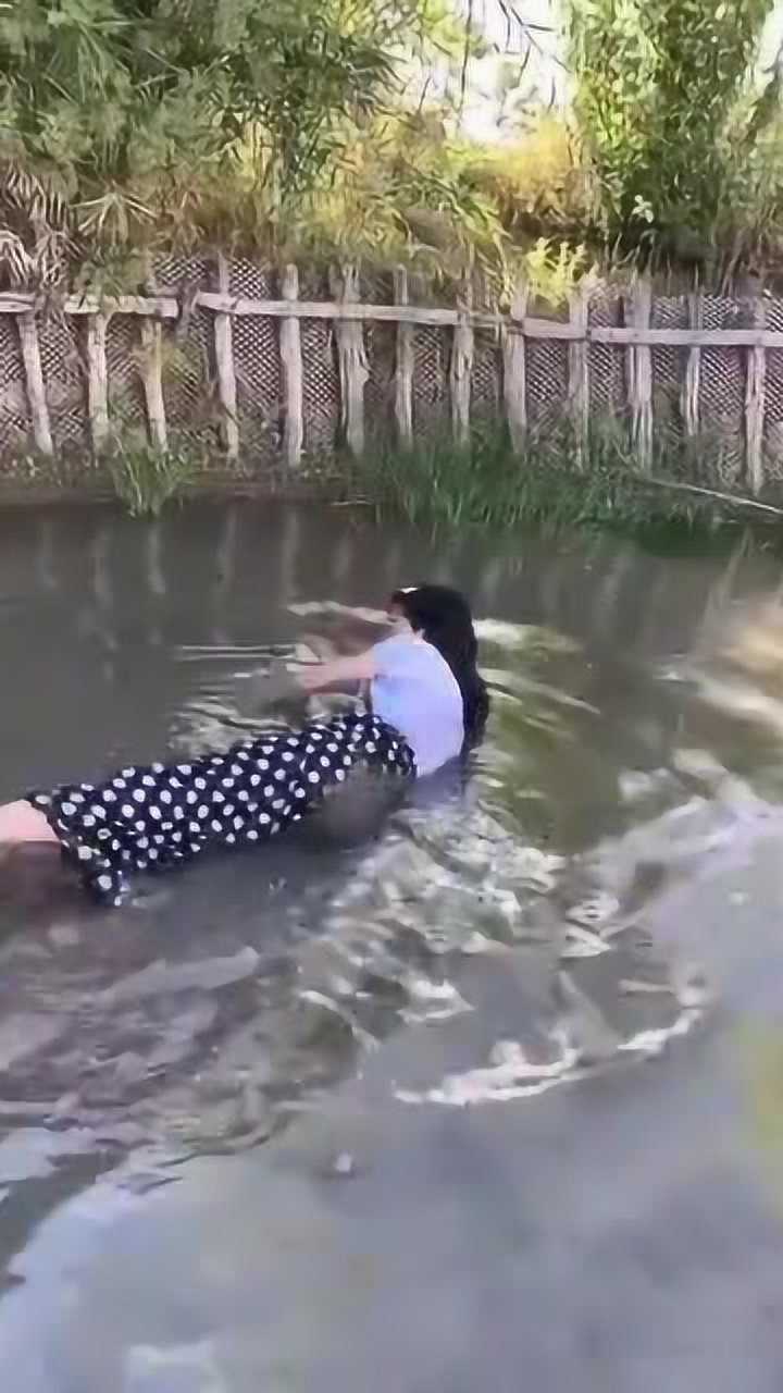 美女因为打赌输了,于是接受了惩罚,选择在泥地里打滚!_腾讯视频