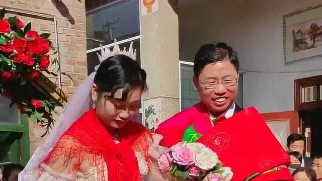 婚礼上新郎满脸笑容,新娘却是愁眉苦展,难道她对这个婚事不满意!