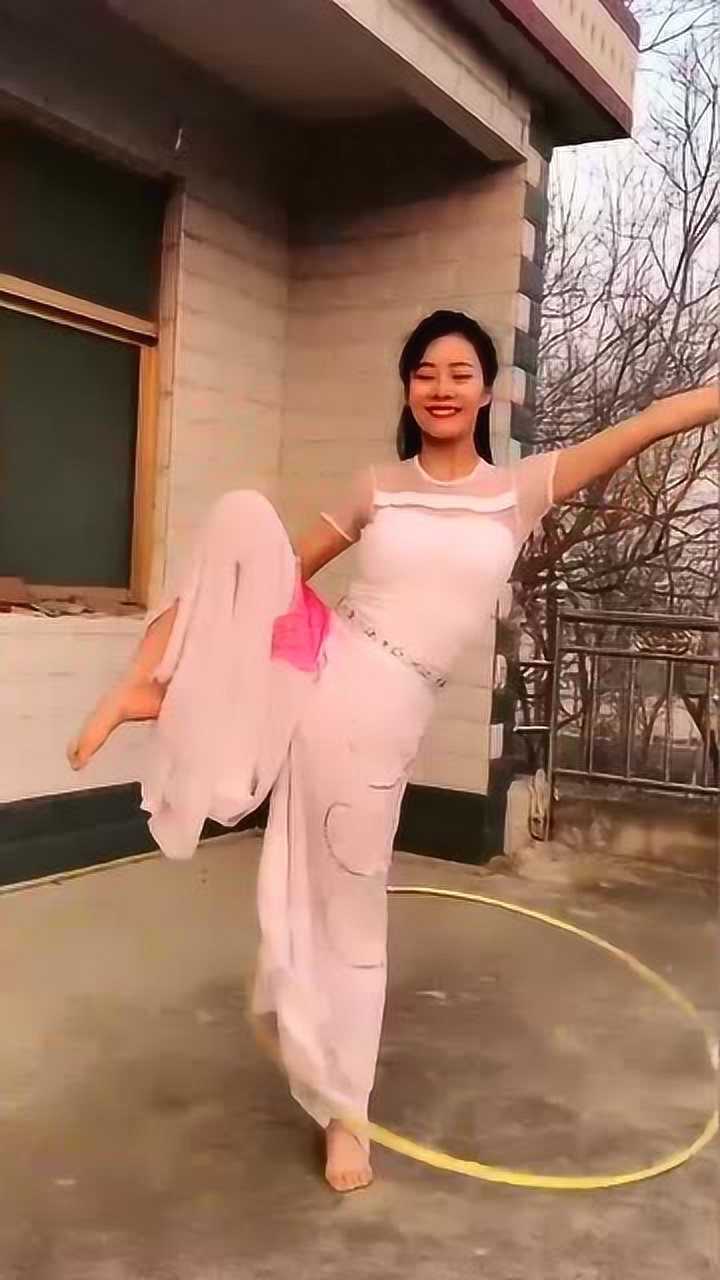 网红美女主播一字马转呼啦圈!