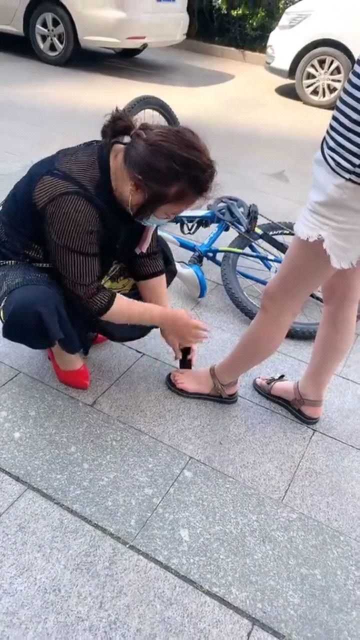 路遇小姑娘骑自行车摔倒了,鞋子摔坏,阿姨帮你!