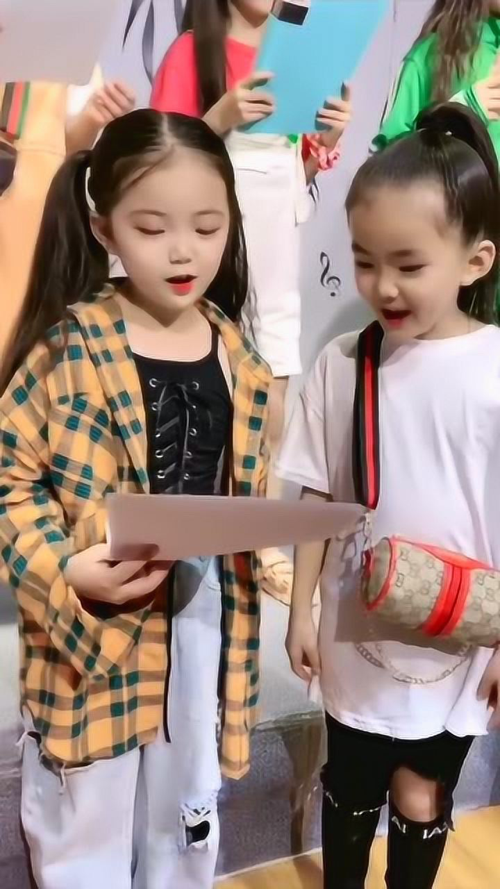 一直模仿小礼物的小艾米,两人终于见面啦