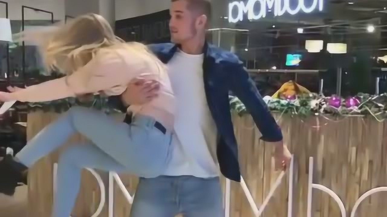 男友力爆棚喔一只手抱起女友,看上去很厉害的样子,这次真是让我长见识