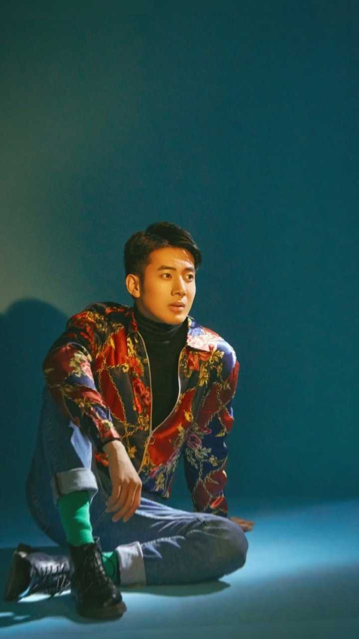 夏天有着迟暮的霞光,正如晚来的你皆是笑意. (吴逸迦)_腾讯视频