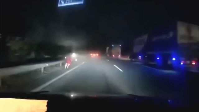 高速公路黑夜离奇事故,这人是从哪里来的?难道是从前面车掉下来的?