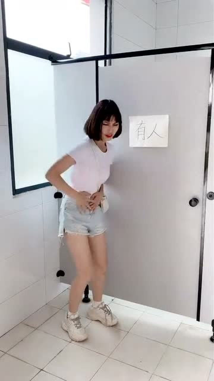 美女着急上厕所,结果厕所被占了,满满的套路!