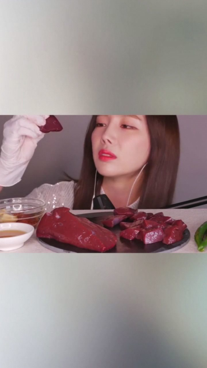 韩国猎奇吃播章鱼姐素英吃生肝原来连内脏都可以生吃是为了更新鲜吗