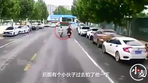 消防车出警途中遇男子骑电动车挡道 旁人追上前做了一动作令男子避让
