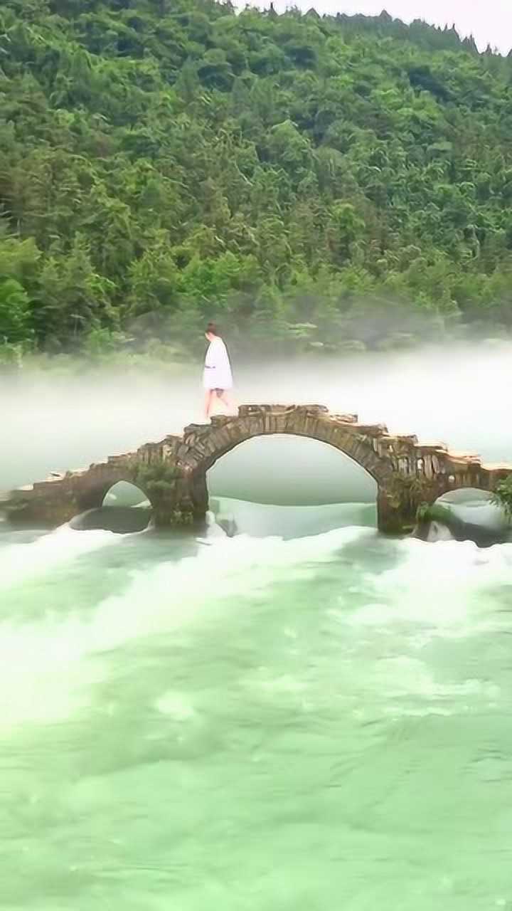 湘西凤凰古城行走在古桥上的小姑娘这画面太唯美了