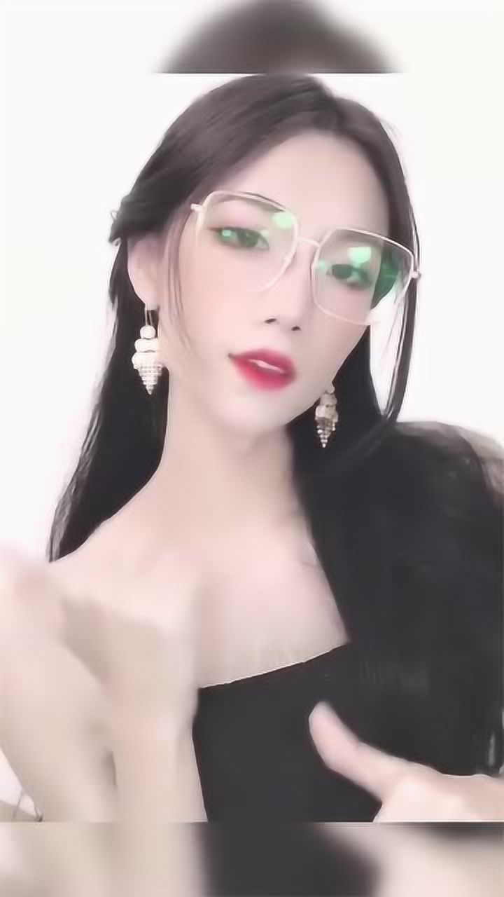 网红南执化身女装大佬这个颜值和舞姿差点看不出来