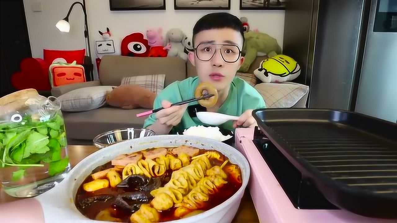 逛吃小猪猪01:02韩国大胃王,天生两个胃,一顿饭的盘子堆三米高小武说