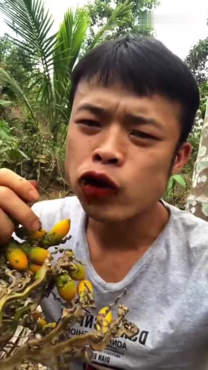 槟榔男神吃黄槟榔还真难下口,扭捏了半天呢