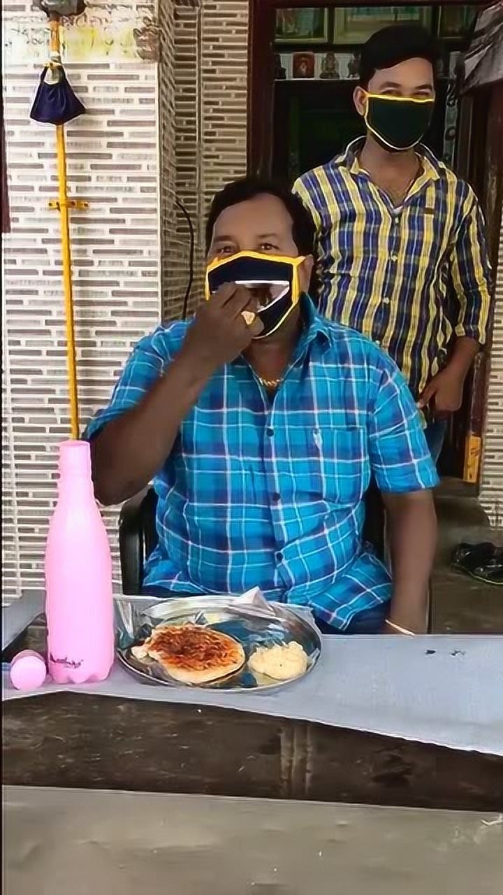 印度人的口罩防御吃饭两不误太有才了