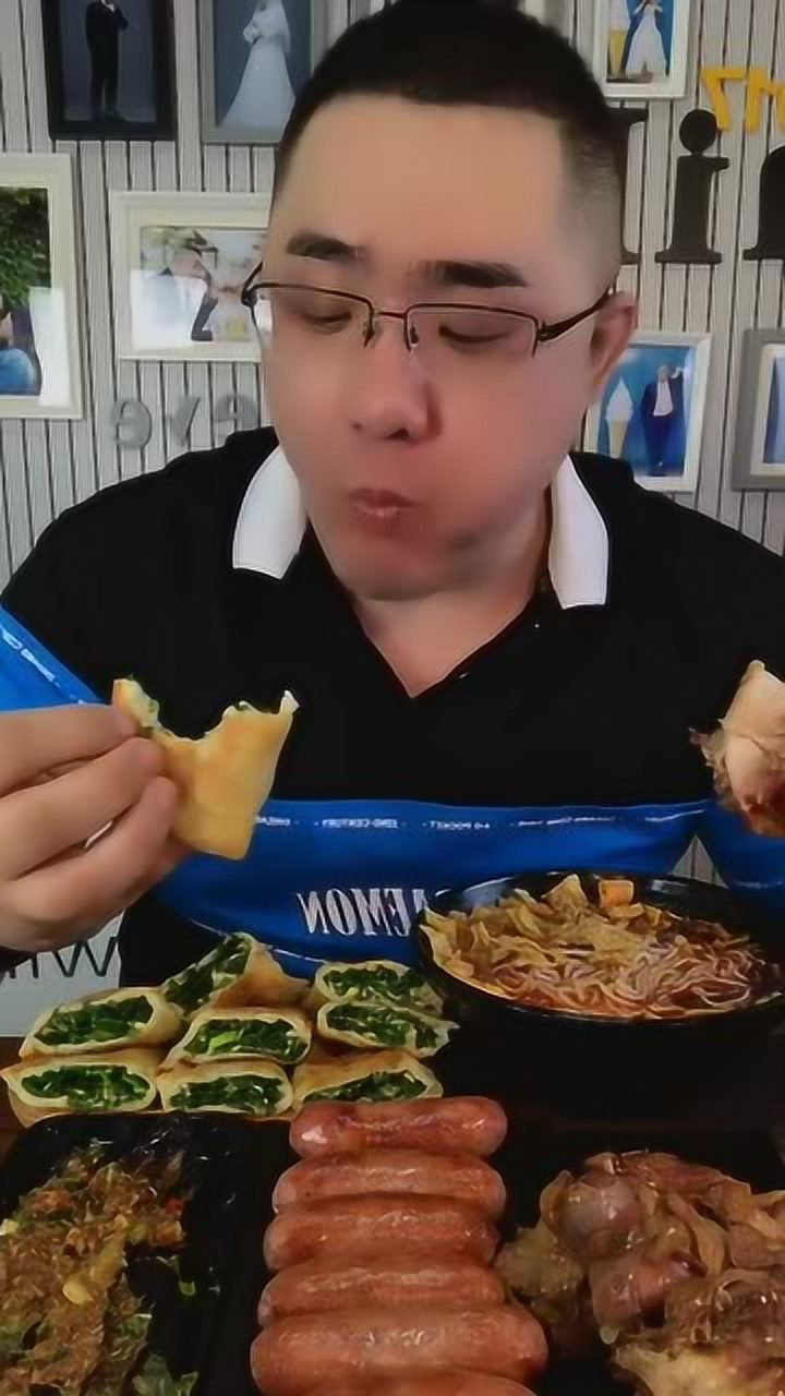 东北小哥伙食真奢侈韭菜盒子上来就啃网友是我向往的生活