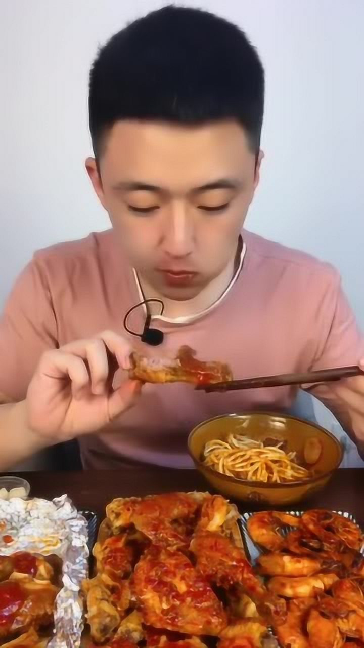 东北小哥伙食真奢侈,烤排骨上来就啃,网友:家里有矿