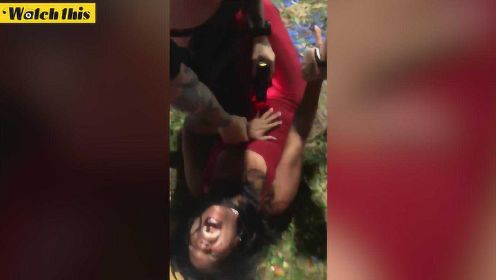 美国警察再爆暴力执法：跪压黑人孕妇脖子 用电击枪电击其腹部