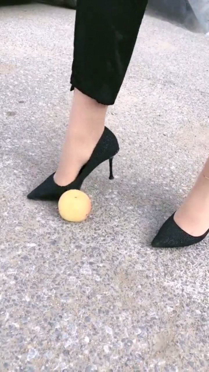 高跟鞋踩苹果,这种感觉真爽,看着真解压!