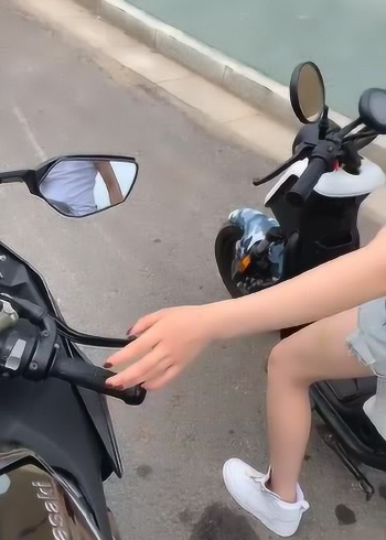 美女手轰机车油门这一下你心动没她却害怕了