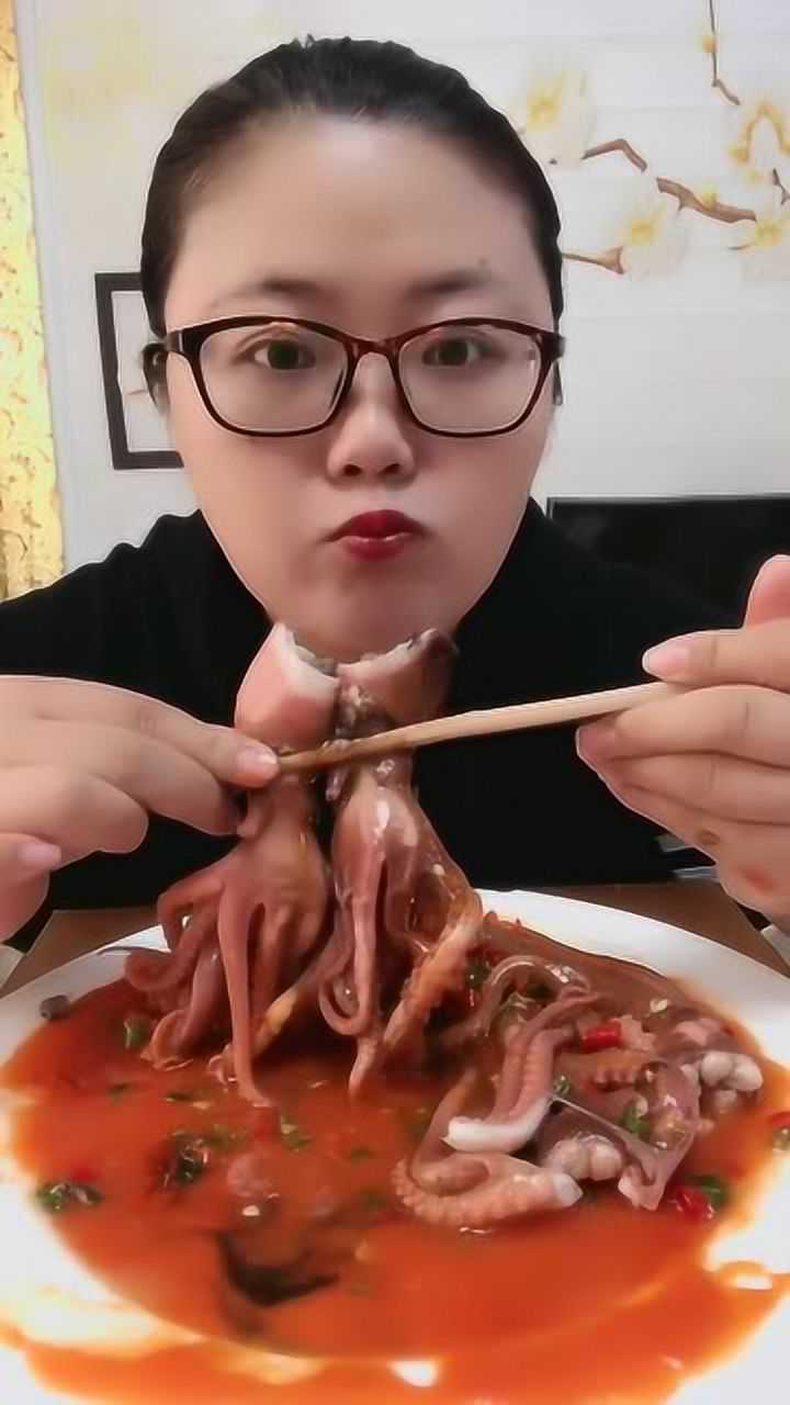 农村胖姐直播八爪鱼,上来直接一口霸气爆头,这吃相太过瘾了