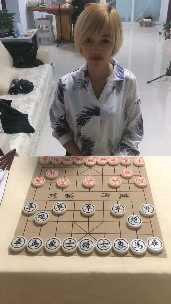 一分钟定胜负美女下象棋的技术无人能比