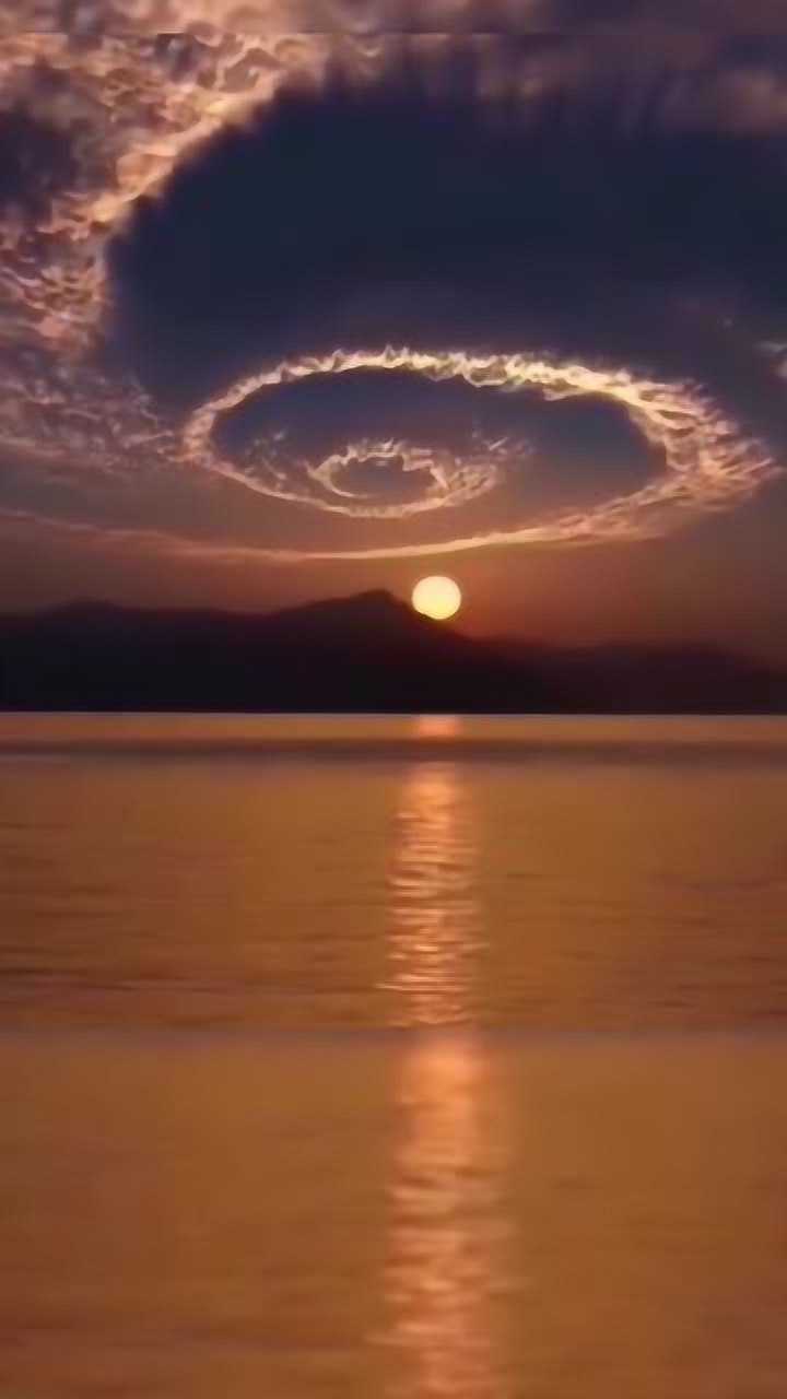 拍到的奇妙的漩涡状彩云显示了气流运动轨迹这一幕太美了