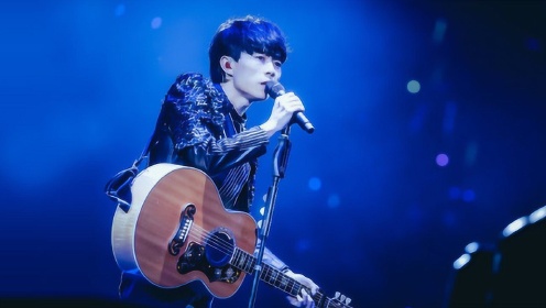 赵雷吉他弹唱《鼓楼》用歌声描绘美丽的生活画卷,格外动人!