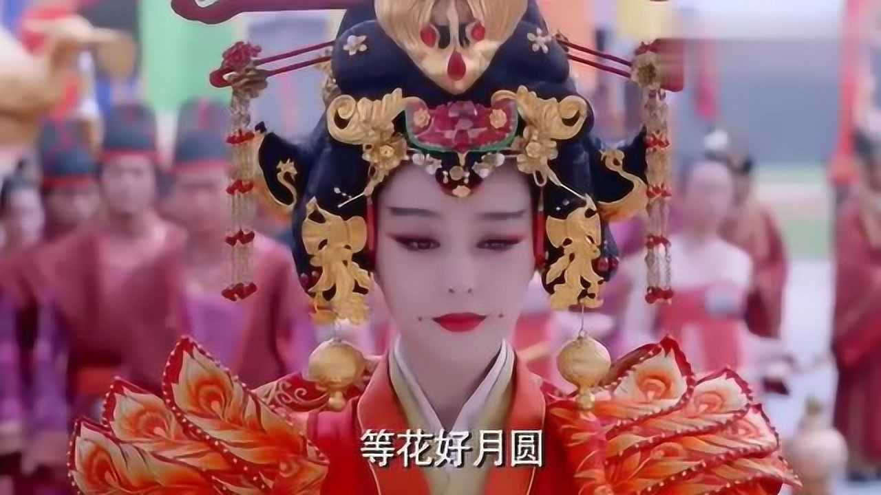 皇帝册封最爱的宠妃为皇后,十六人抬着轿子缓缓走来,场面太壮观