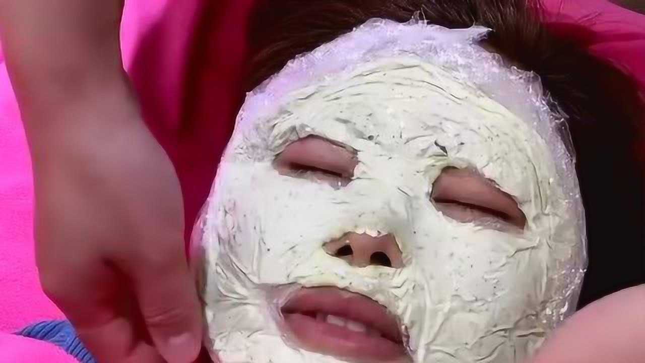 美容院原来是这样敷面膜的,厚厚的一片,看着就难受啊!
