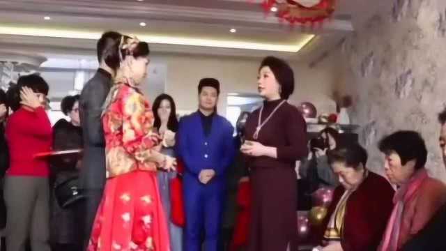 实拍女儿出嫁新婚当日,妈妈含泪嘱咐女儿,太感人了