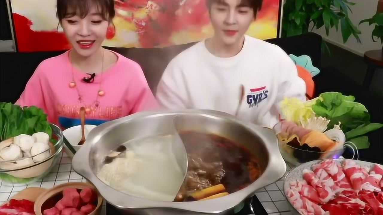 大胃王mini和男明星一起吃火锅小哥的速度太慢了还是肉好吃
