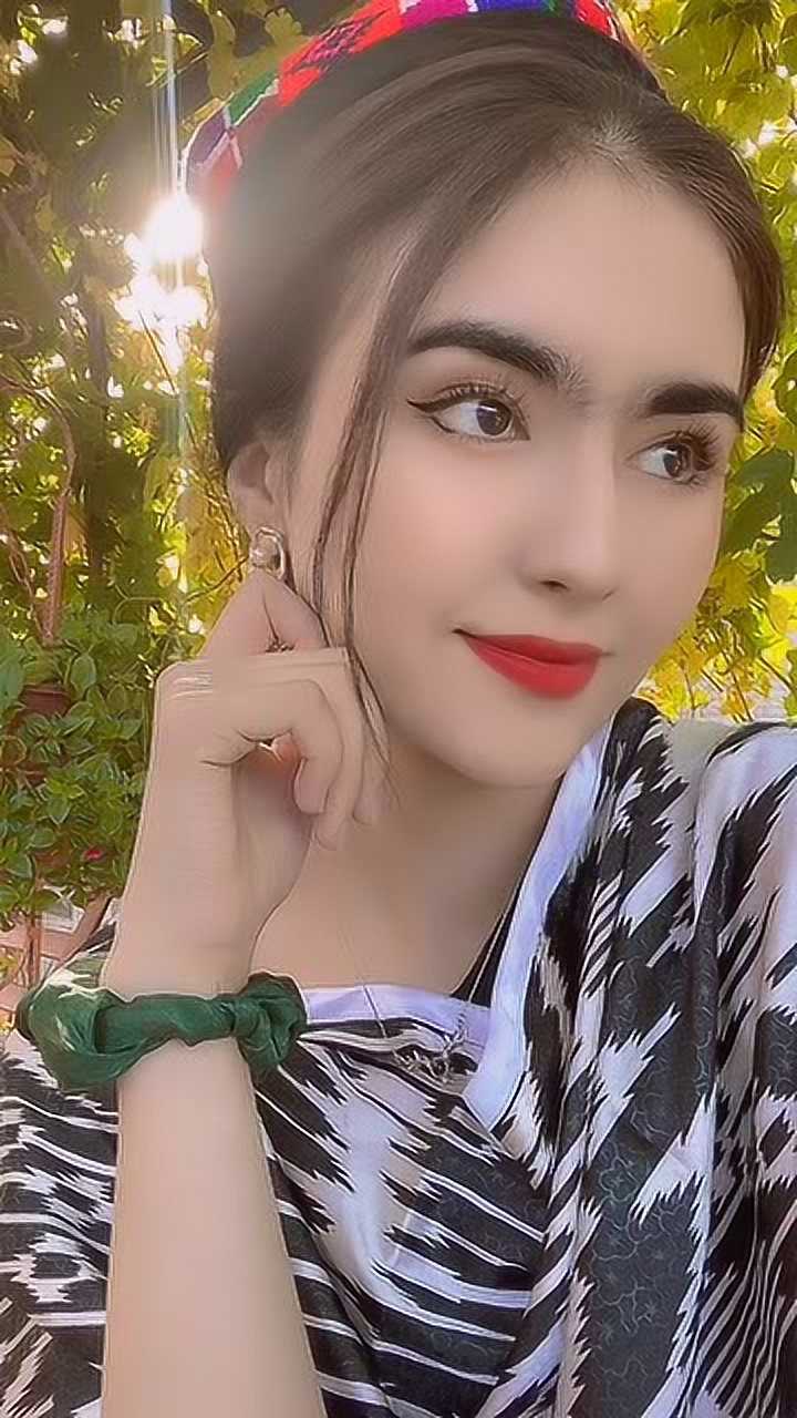 少数民族的美女这一笑真是太迷人了